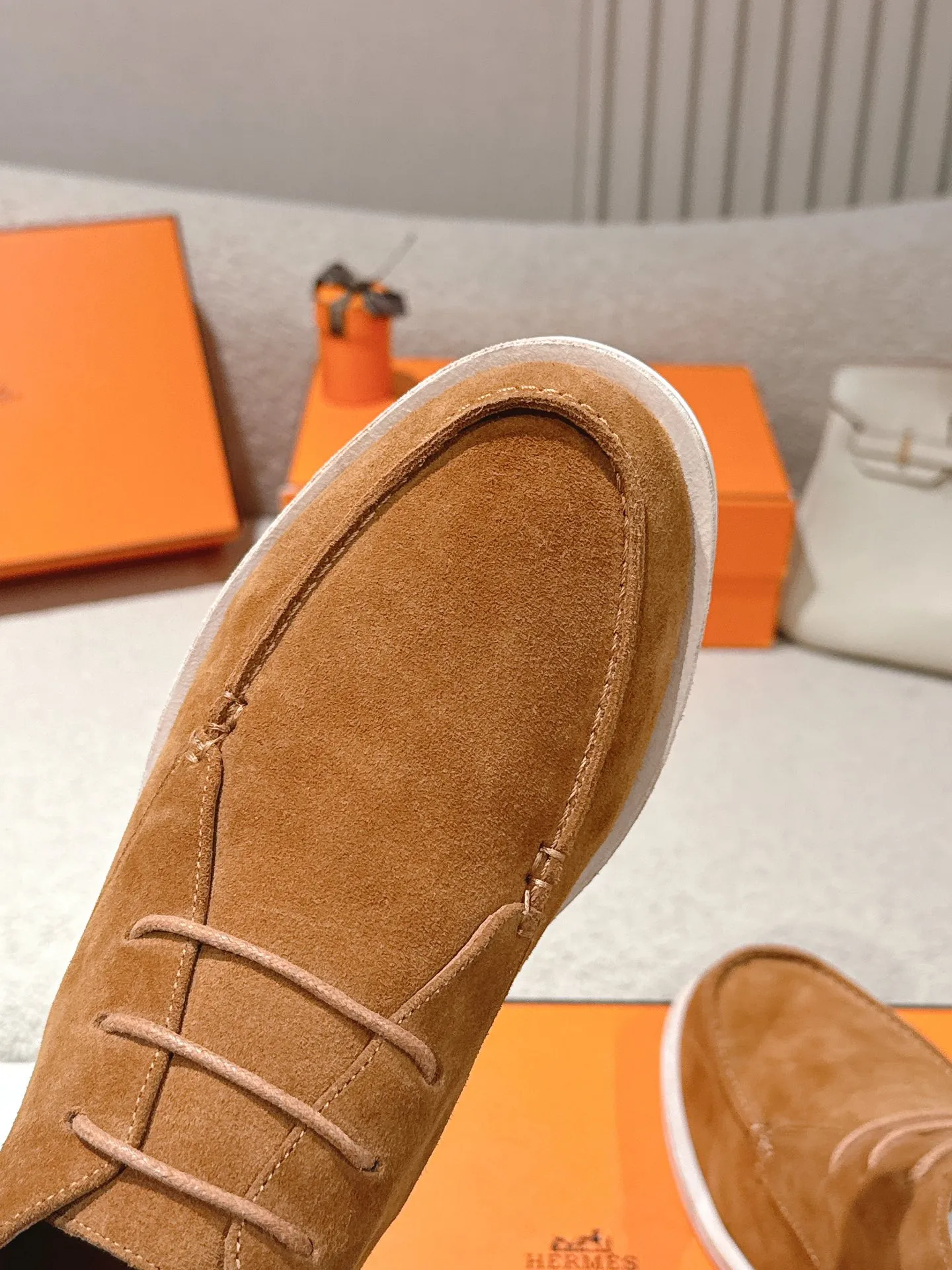 Men's Men's Shoes 660💰 Hermes men's size #26ss calfskin derby shoes, decorated with signature "H Diamant" details for a stylish and casual style. Fabric: Cow suede Lining: Mixed sheep lining Outsole: Genuine leather welt + original TPU Bottom thickness: 3CM Code number: 39-45 (customized at 46.47)